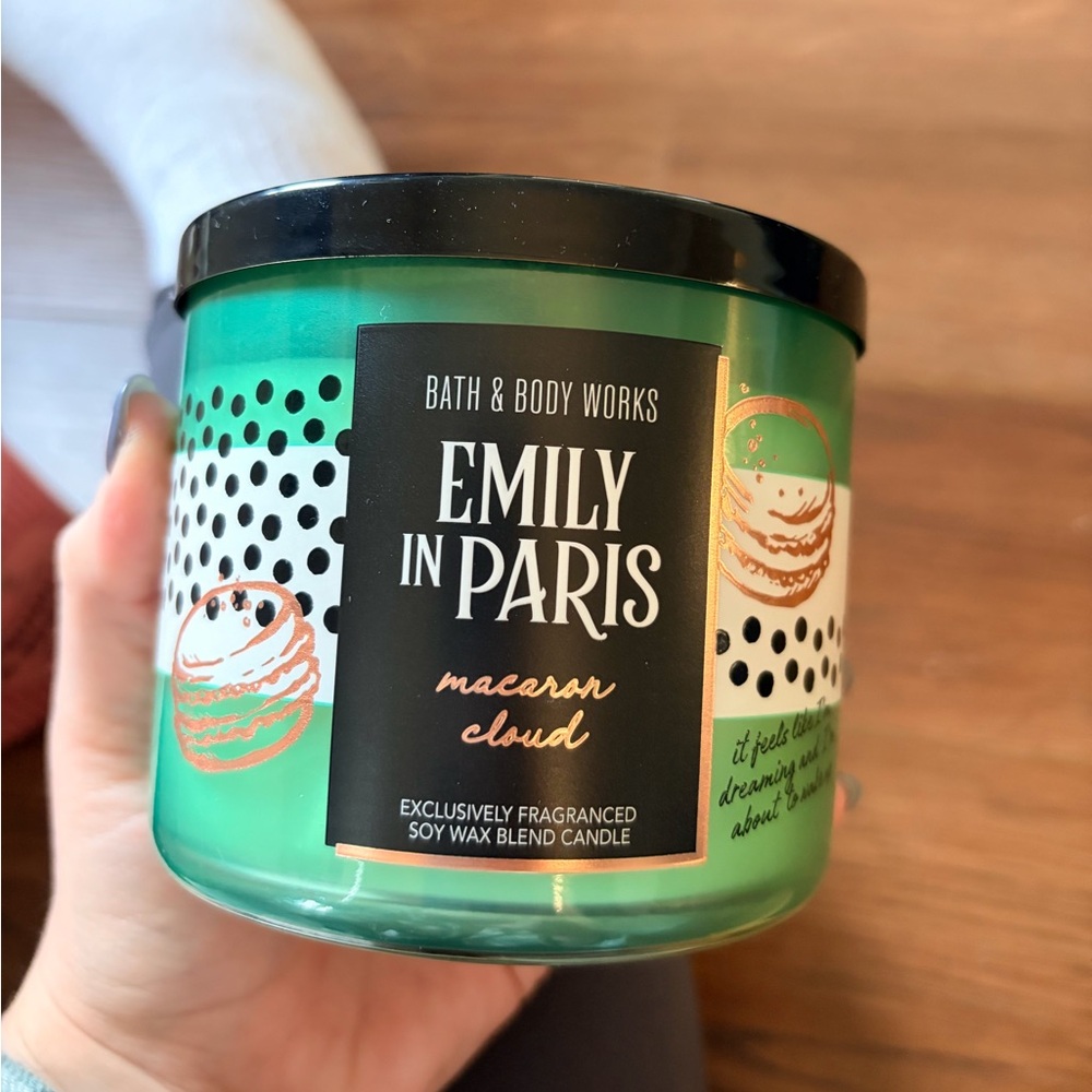 NEW Bath & Body Works 3 wick candle in “Macaron Cloud”